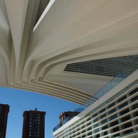 Esquina del palacio de congresos.