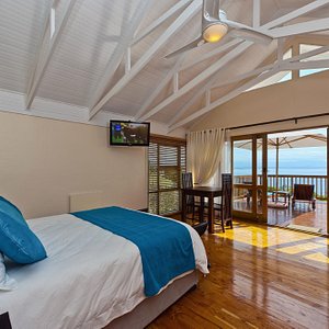 Honeymoon Suite, en-suite bathroom & private sea view balcony