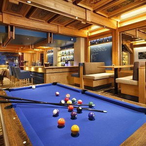 Alpina Lounge und Billiardtisch
