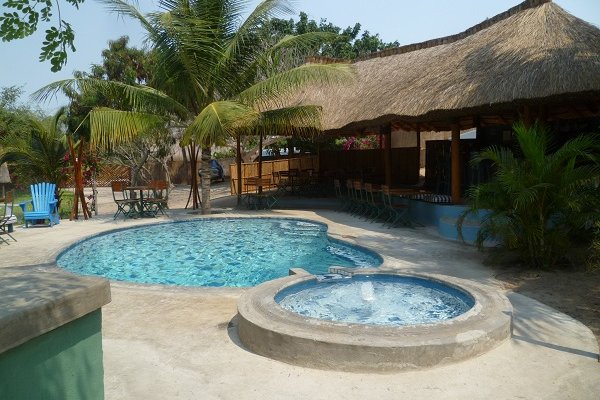 swimming pool & bar