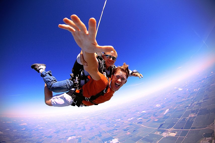 Прыжок в воду с высоты. Go Skydiving.