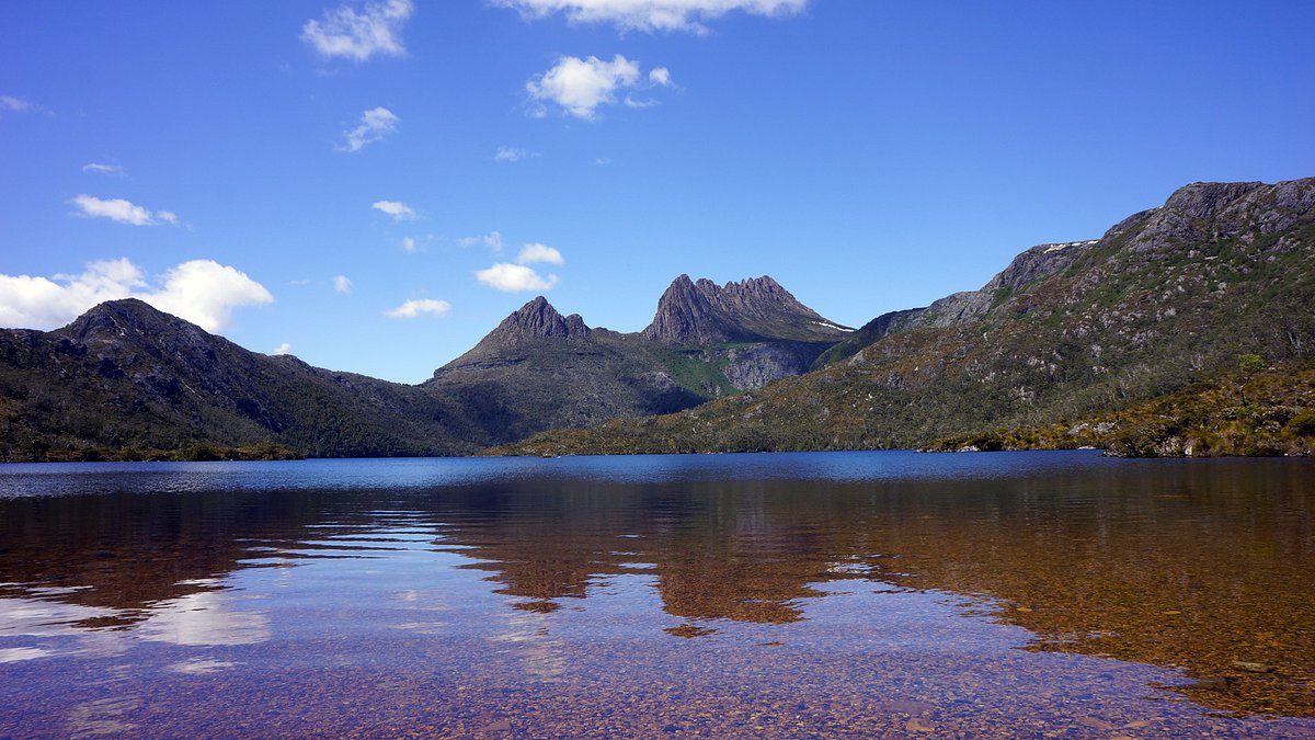 Suttle mountain. Сент-Клэр (озеро, Тасмания). Озеро сент Клэр. Озеро Грейт Лейк Тасмания. Крадл Маунтин.