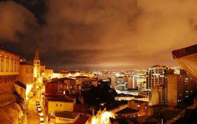 Terraza vista nocturna a Valparaiso