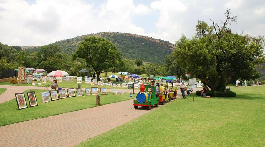 Artists in the Garden and Big Toy Train on weekends