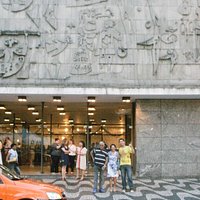 Com amigos em frente ao teatro em dia de show