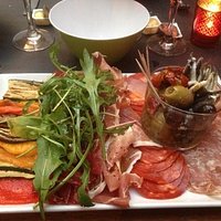 assortissement de charcuterie italienne légumes grillés