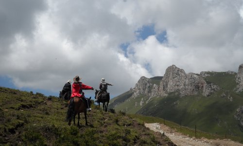                   langmusi, wind horse trekking
                