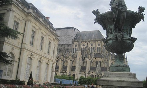 Side view of the cathedral with part of the old Town hall and urn in the gardens
