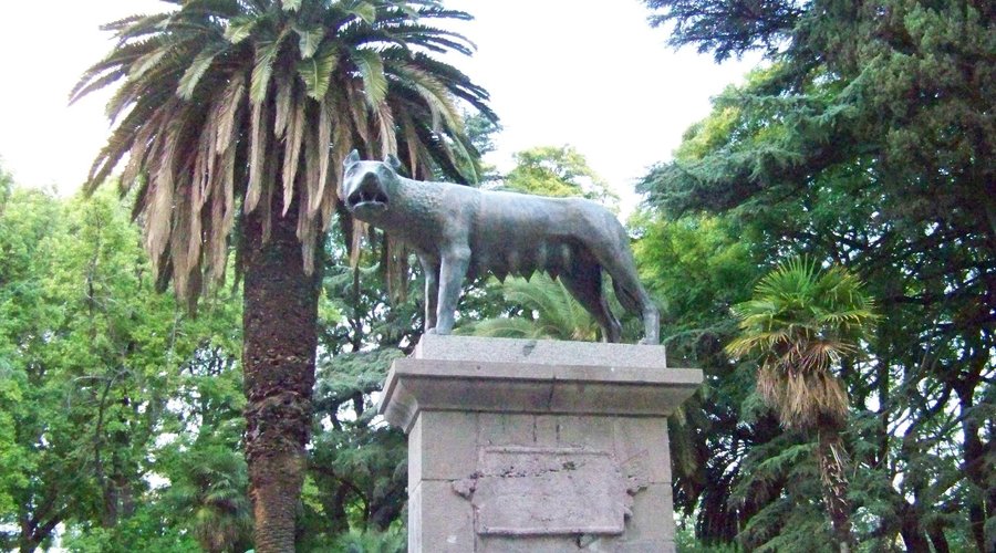 plaza italia, la loba de romulo y remo
