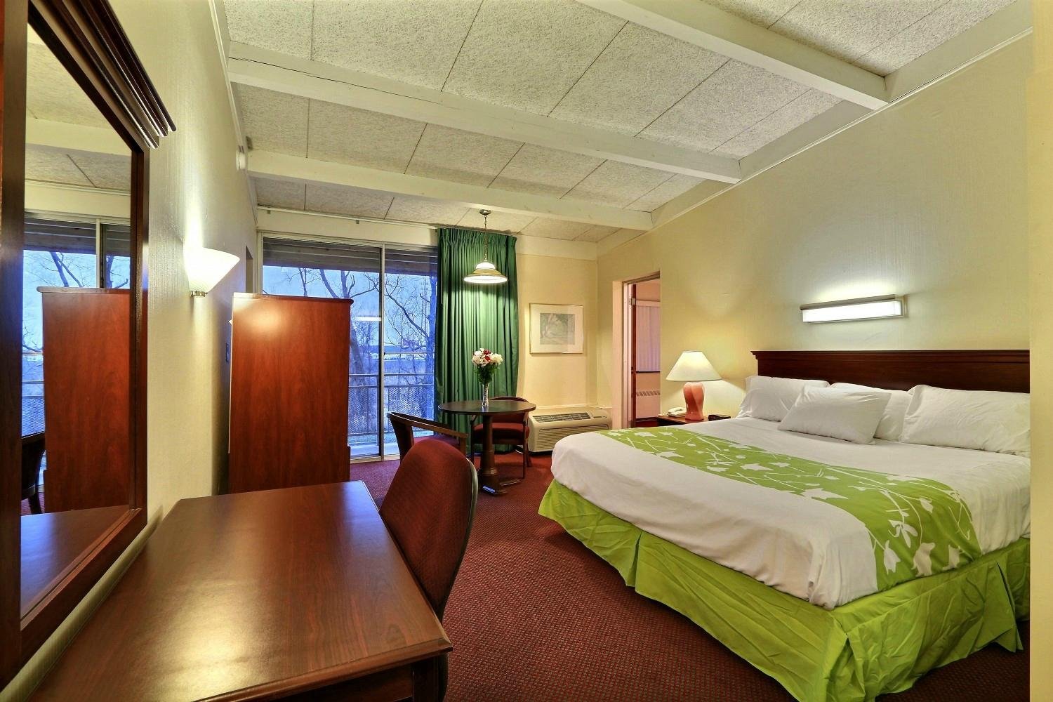 Baymont By Wyndham Bay City Rooms Pictures Reviews Tripadvisor   Econo Lodge 