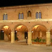 Facciata dello Spedale del Buon Gesù, sede della Pinacoteca