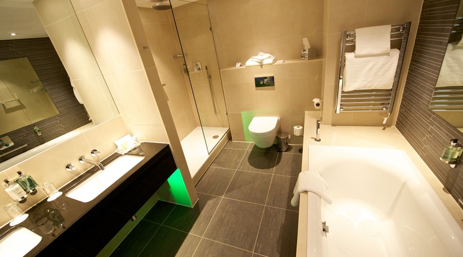 King Superior Bathroom
