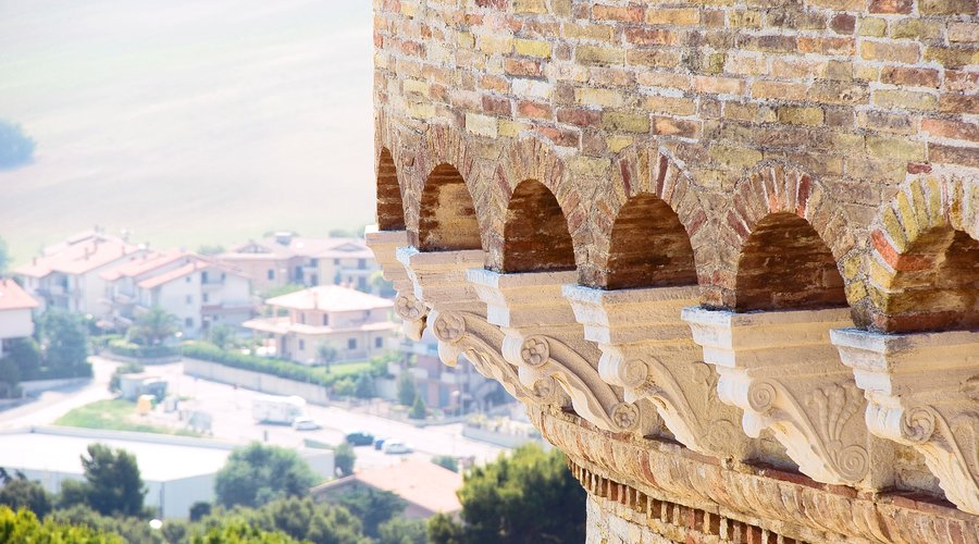                   Basilica e poderosa fortezza
                
