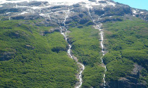 Las cascadas que bajan del Glaciar semejan lágrimas