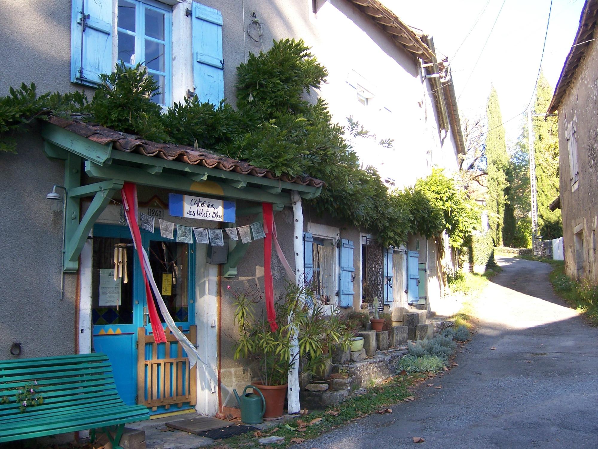 ATELIER DES VOLETS BLEUS (Grealou, Francia) - Opiniones Y Comparación ...