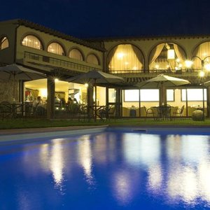 Vista del Relais Laurenti dal giardino con piscina