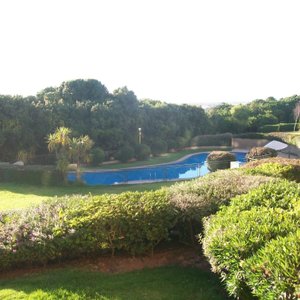 vista a una de las piletas descubiertas desde habitacion