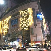 イルミネーション付の百貨店外壁
