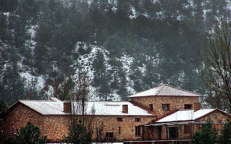 Fachada del hotel con el Parque Natural de los Calares al fondo