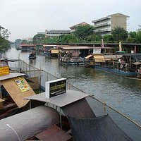 Floating Food Stalls abound