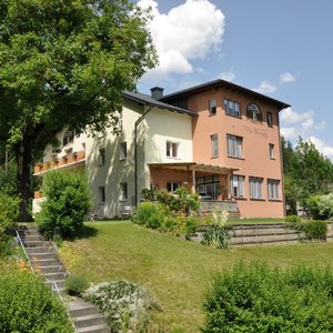 Hausansicht Sommer Südwest