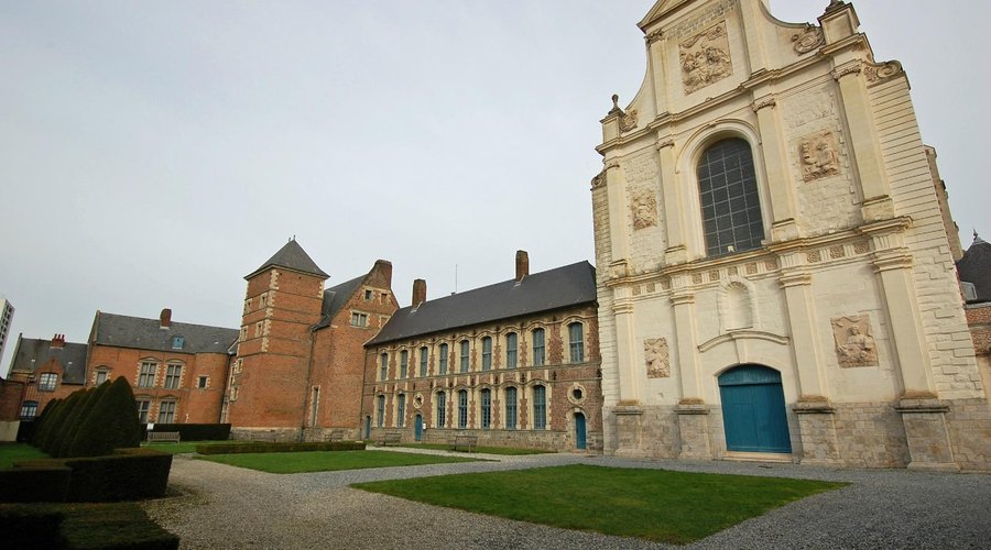                                                       Façade
                
                