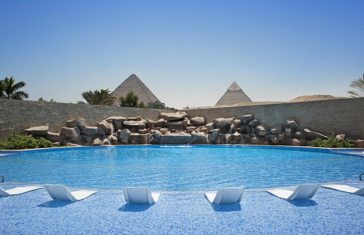 Отель у пирамид в Египте
