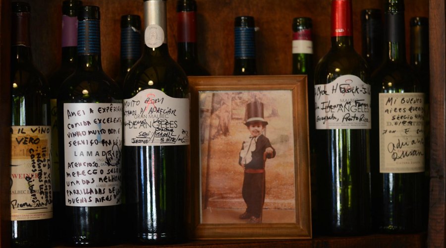 Una tradición de Don Julio. Cada cliente puede dejar su mensaje en una botella