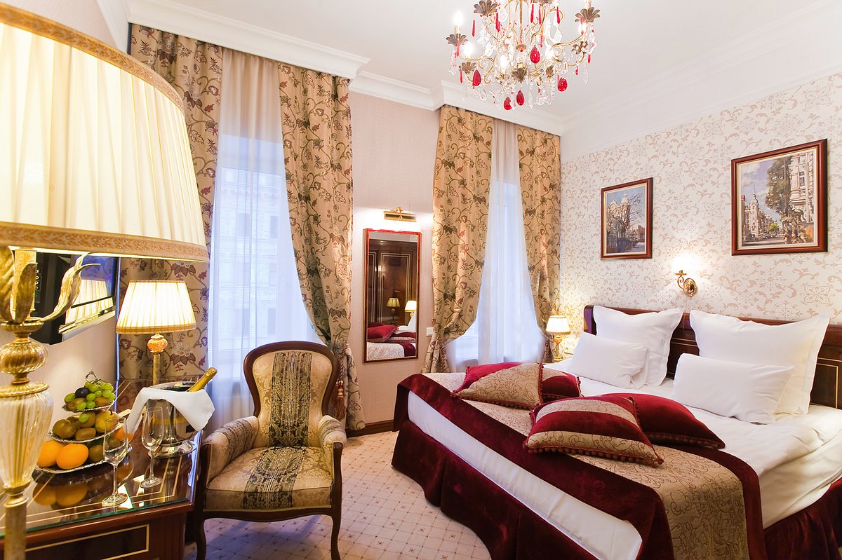 Golden Triangle Hotel, hotell i St. Petersburg