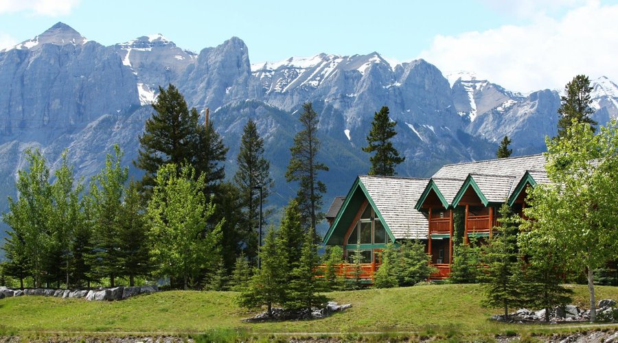 A Bear & Bison Inn surrounded by mountains
