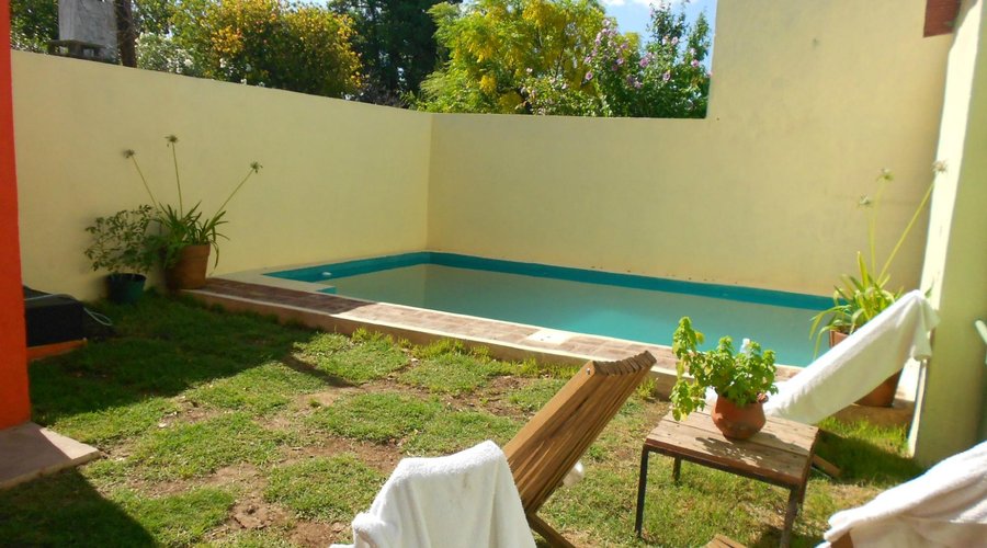                   El jardín con pileta
                