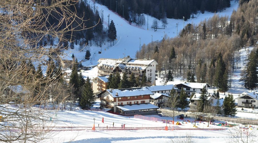 Vista dell'Hotel dall'alto con a fianco lo Snow Park Weissmatten