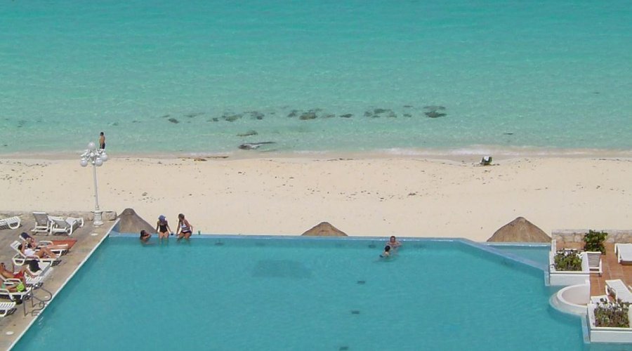 Pool and Beach at Bsea Cancun Plaza