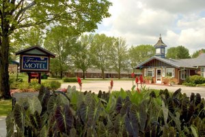 Frankenmuth Motel in Frankenmuth, image may contain: Hotel, Zoo, Villa, Vegetation