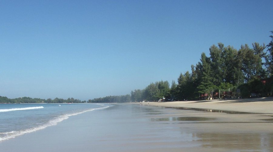                   Khlong Dao beach, low tide.
                