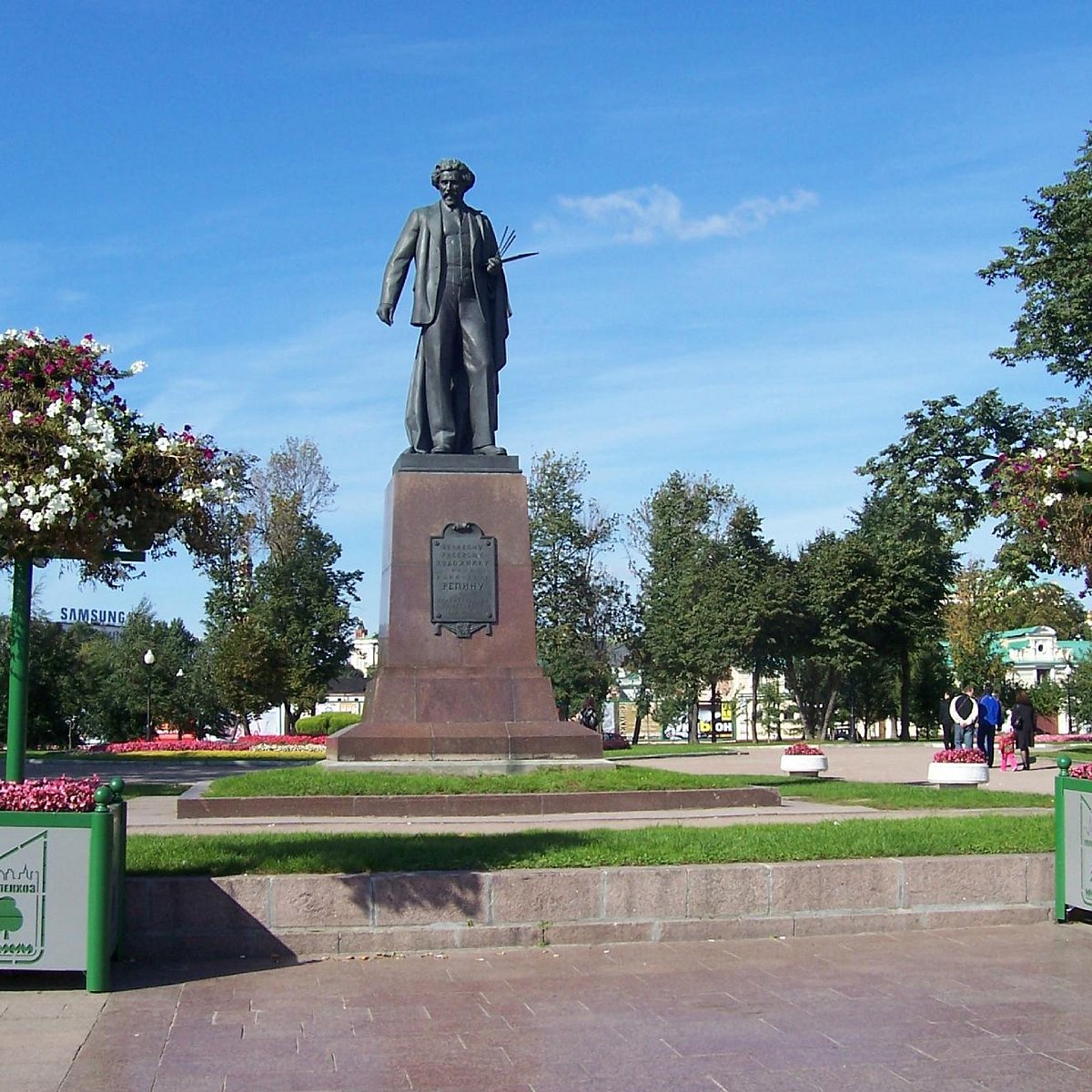 Площадь в москве с памятником репину. Памятник Репина Болотная площадь. Памятник Илье Репину на Болотной площади. Памятник на Болотной площади художнику. Болотная площадь достопримечательности.