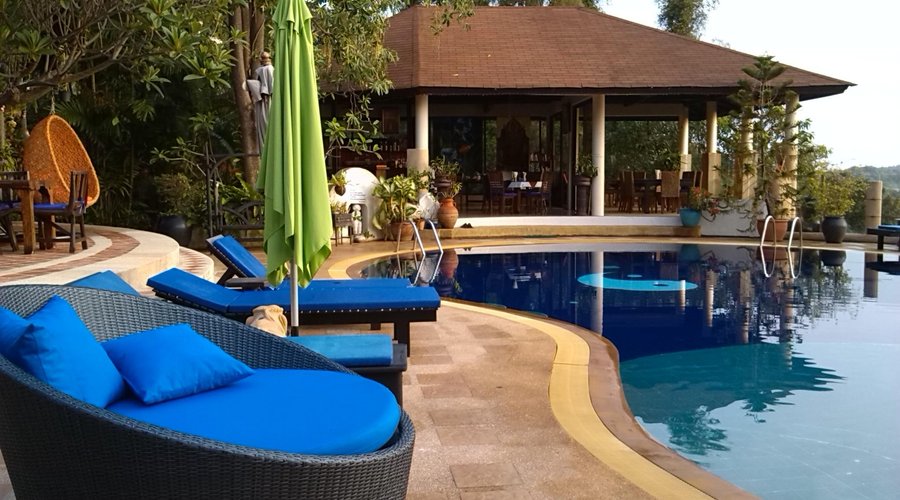                   swimming pool
                