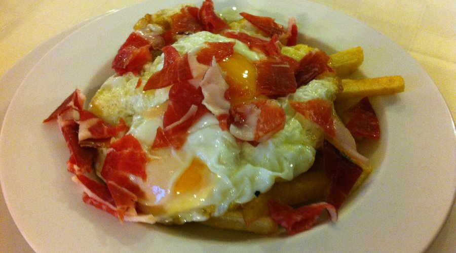                   Huevos estrellados con jamón y patatas fritas
                