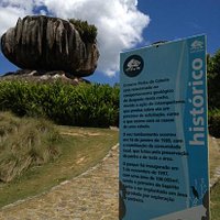a pedra com a descrição oficial