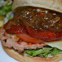 Una de las originales hamburguesas de Bar Flores, con sobrasada y queso mahonés.