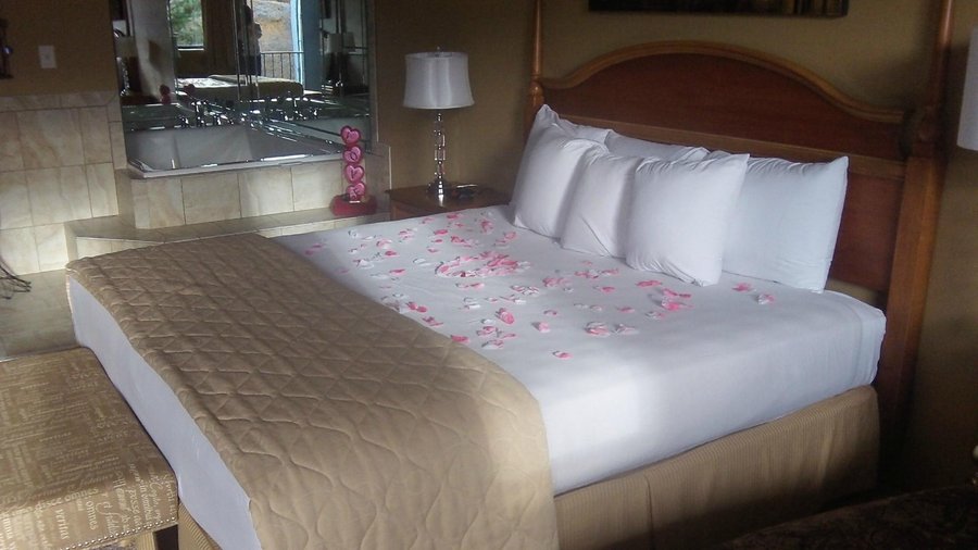 HONEYMOON SUITE