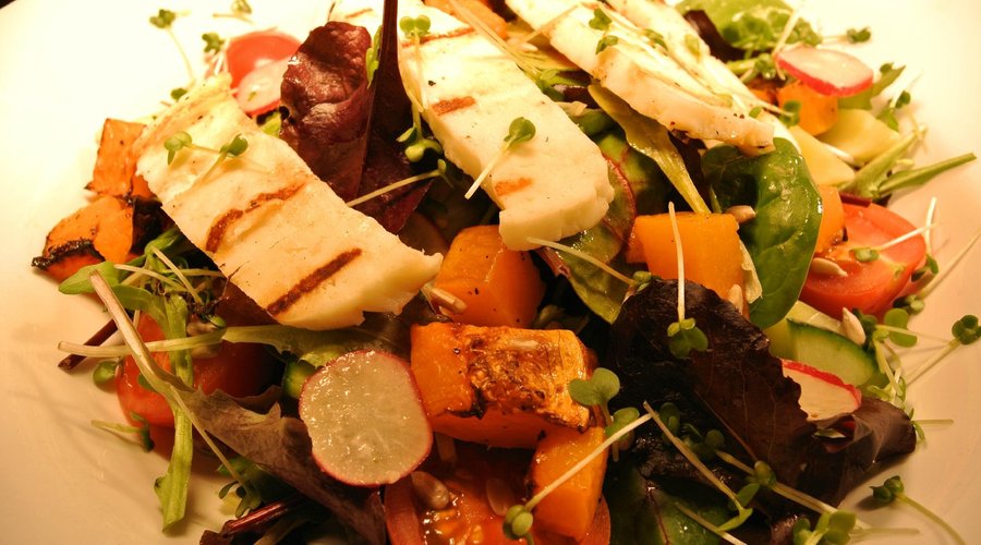 Halloumi salad