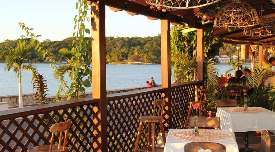 Restaurante con vista al lago