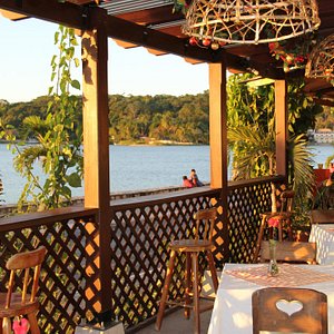 Restaurante con vista al lago