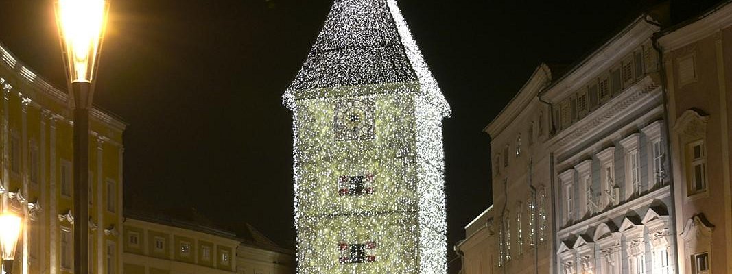                   Ledererturm - weihnachtlich geschmückt
                