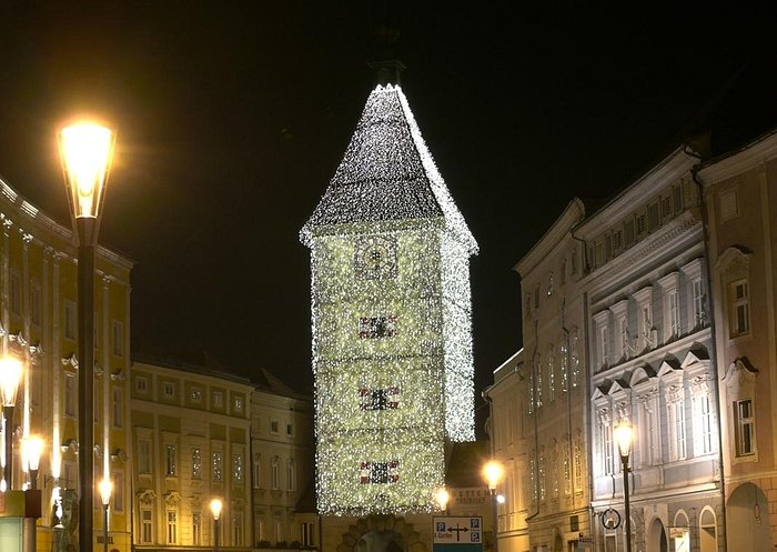                   Ledererturm - weihnachtlich geschmückt
                