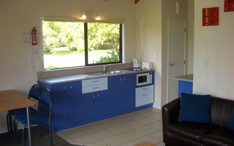 Kitchenette + dining area