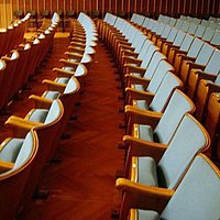 Zuschauerreihen - spezielle Akustiksitze mit ähnlichen akustischen Eigenschaft
