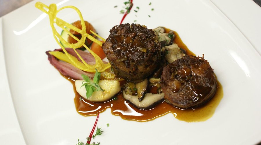 Effeuillé de travers de veau , cuisson de douze heures ,  déglacé du Jura