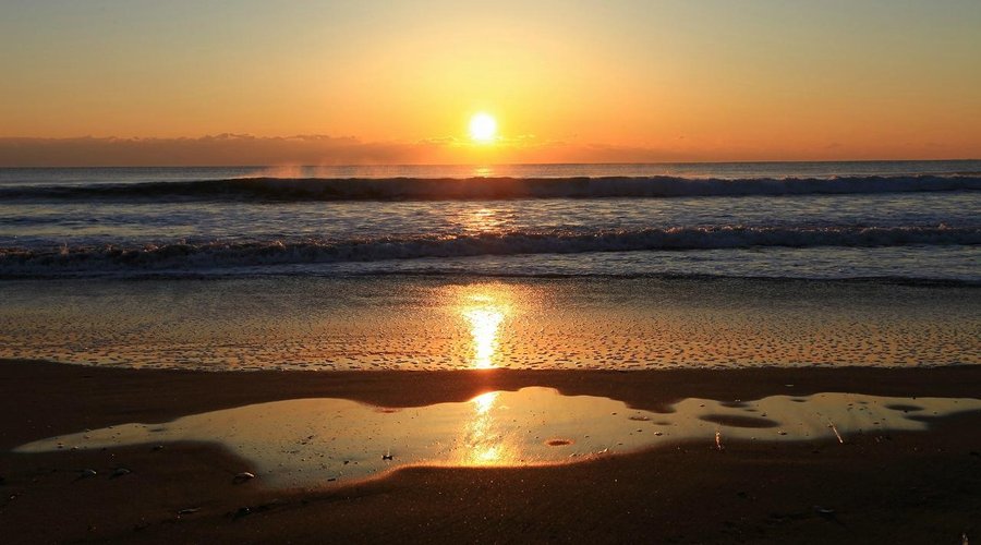                   中里海水浴場からの朝日
                